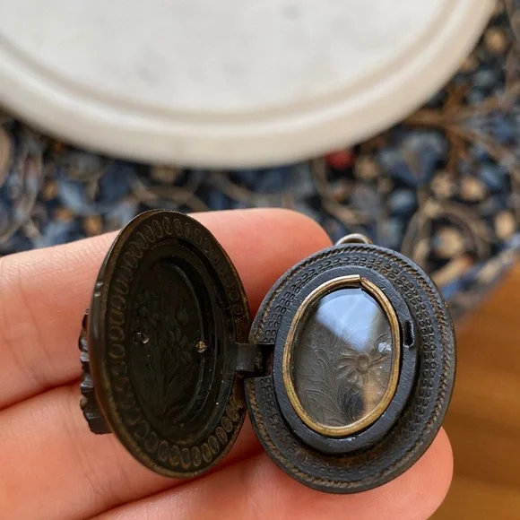 Antique Victorian Gutta Percha/Vulcanite Carved Floral Locket w/Interior Glass - Picture 1 of 14